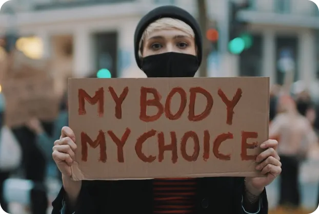 woman with a sign where it's written 'My body my choice'